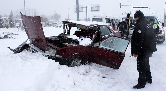 Karaman da otomobil ile minibüs çarpıştı: 6 yaralı