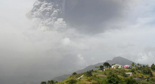 Karayipler’de patlayan yanardağ sebebiyle tahliye devam ediyor