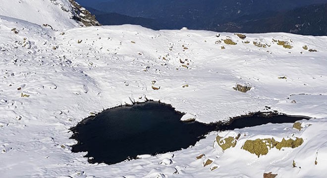 Karçal Dağı nda göller ve akarsular buz tuttu
