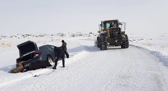 Karda mahsur kalan 17 araç ve içindekiler kurtarıldı