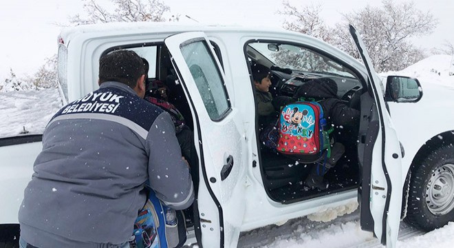 Karda mahsur kalan öğrenciler kurtarıldı