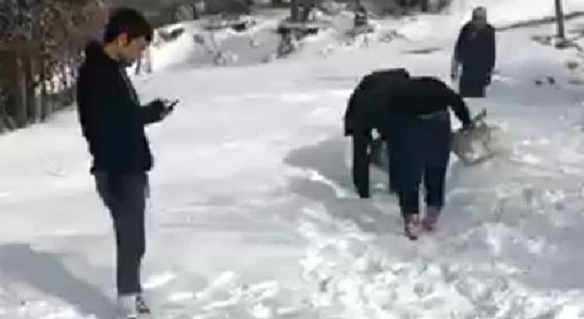 Kardan kapanan yolları vatandaşlar açmaya çalıştı