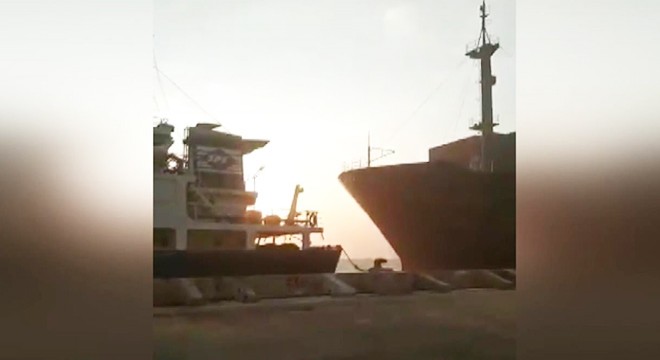 Kargo gemisi limana çarptı, yükleme kulesini yıktı