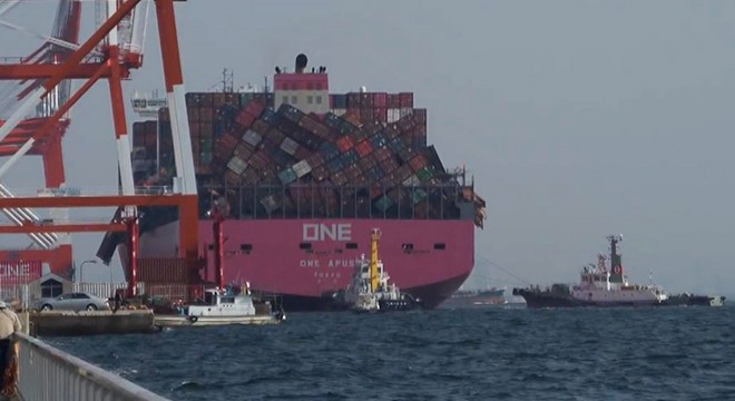 Kargo gemisindeki iki bin konteyner devrildi