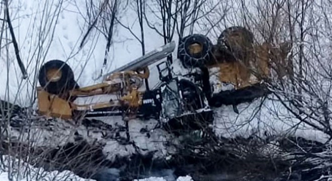 Karla mücadele sırasında iş makinesi şarampole yuvarlandı