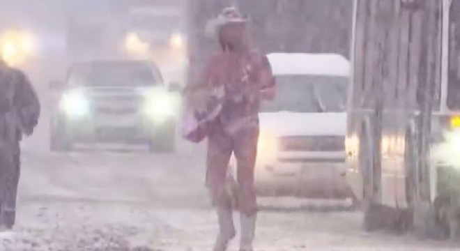 Karlı havaya rağmen gitar çalan çıplak kovboy viral oldu