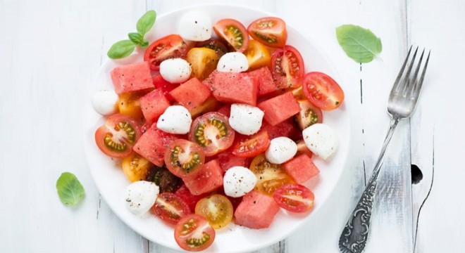 Karpuzlu domates salatası tarifi, nasıl yapılır?