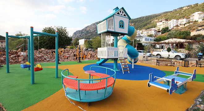 Kaş Belediyesi 11 mahalleye çocuk oyun parkları kurdu