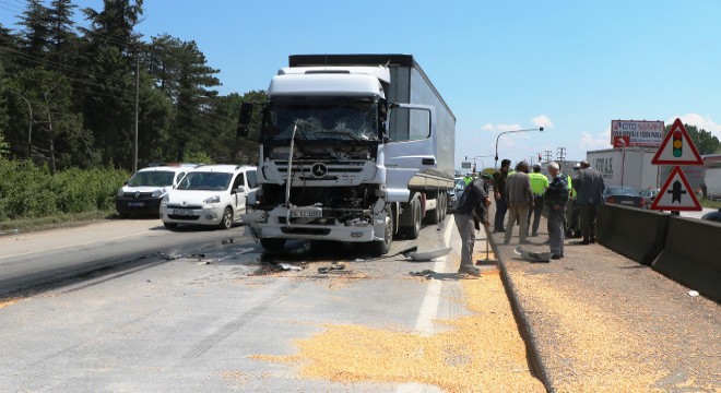 Kavşakta 5 araç çarpıştı, mısır taneleri kamyondan yola saçıldı