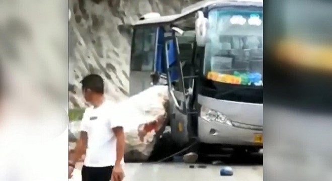 Kaya otobüsün üstüne düştü: 3 ölü, 8 yaralı