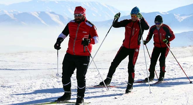 Kayakçılar kar olmayınca 2 bin 500 rakımlı dağa çıktı