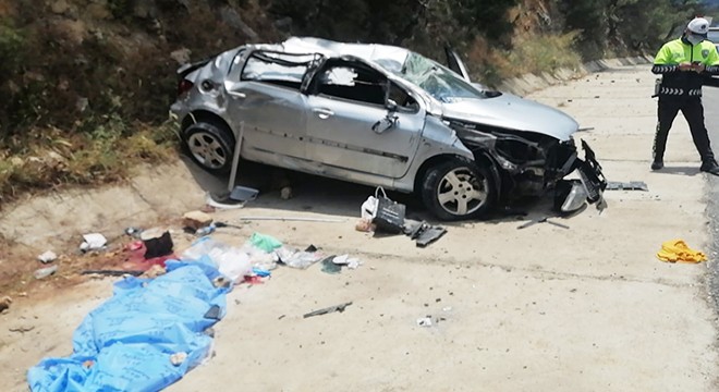 Kayalıklara çarpan araçtan fırlayan Emre öldü, 4 kişi yaralandı