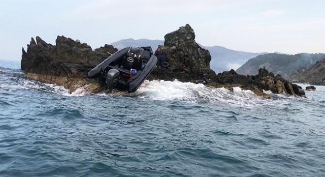 Kayalıklara çarpan teknedeki 19 göçmen kurtarıldı