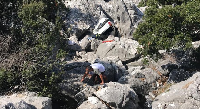 Kayalıklara uçan otomobildeki yaşlı çift, yaralandı