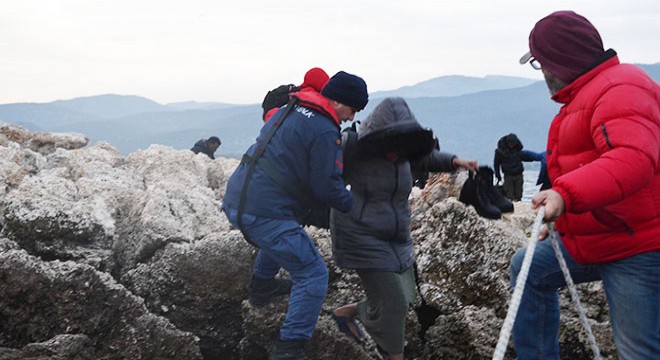 Kayalıklarda mahsur kalan göçmen kaçaklar kurtarıldı
