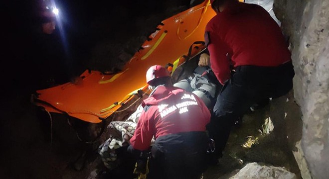 Kayalıklarda mahsur kalan paraşütçü 4 saatte kurtarıldı
