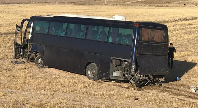 Kayıtsız göçmenleri taşıyan otobüs kaza yaptı