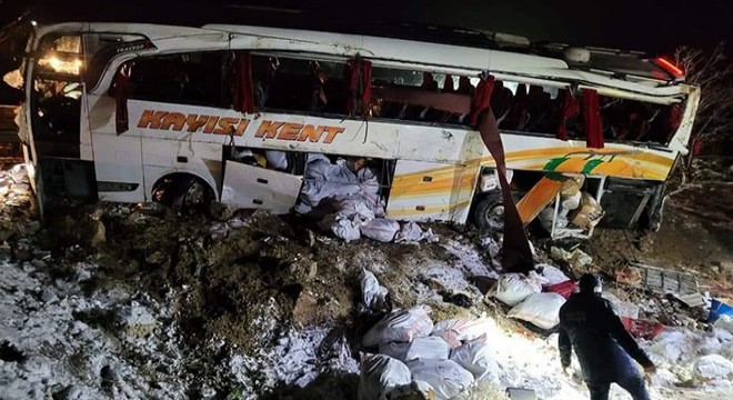 Kayseri de yolcu otobüsü devrildi: 3 ölü, 25 yaralı