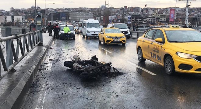 Kaza yapan motosiklet alev alev yandı
