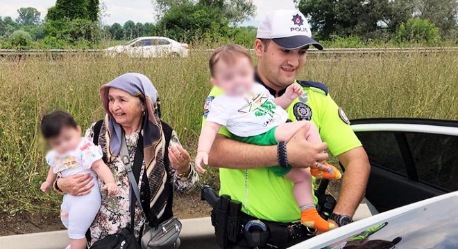 Kazada anneleri yaralanan ikiz bebeklere polis şefkati