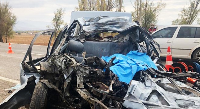 Kazada hurdaya dönen otomobilin sürücüsü öldü