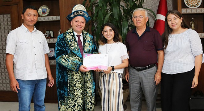 Kazak öğrencilerden Rektör e teşekkür ziyareti