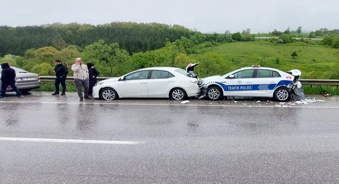 Kazaya müdahale eden polis aracına otomobil çarptı: 3 yaralı