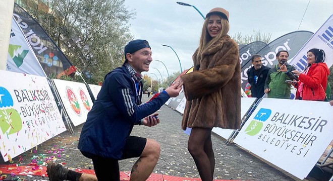 Kazdağları’ndaki maratonda sürpriz evlilik teklifi