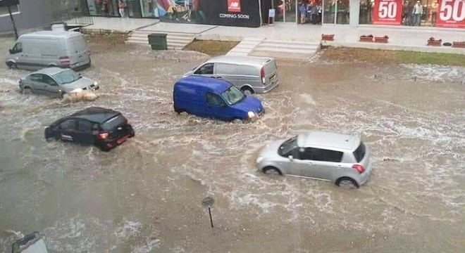 Kıbrıs ı sel vurdu, TV kanalını su bastı