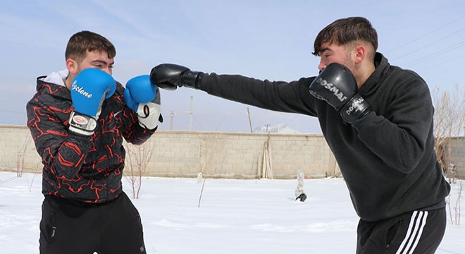 Kick boksçu ikiz kardeşler, il şampiyonasına hazırlanıyor