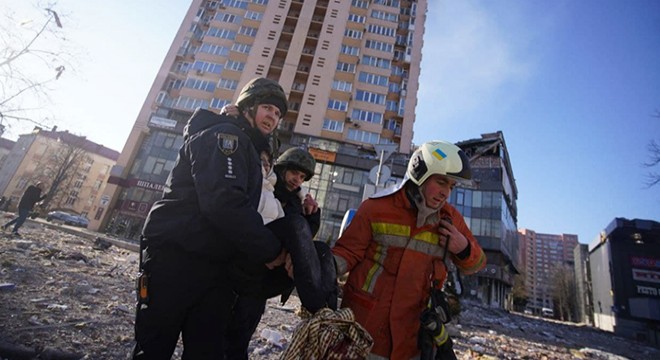 Kiev de bir binaya füze isabet etti