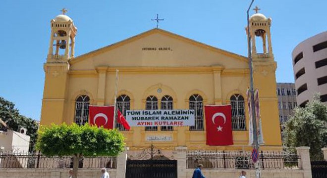 Kiliseden Ramazan kutlaması pankartı