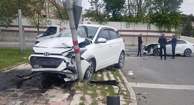 Kırmızı ışıkta geçen otomobil kaza yaptı: 2 yaralı