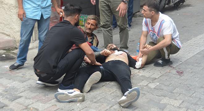 Kırtasiyeciler, sokak ortasında çatıştı: 4 yaralı