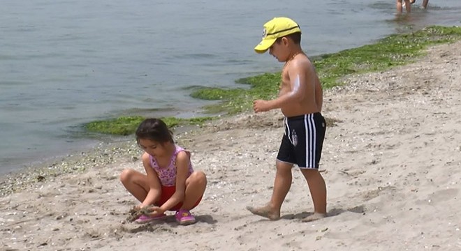 Kısıtlamaları kaldırılan çocuklar sahilde top oynadı