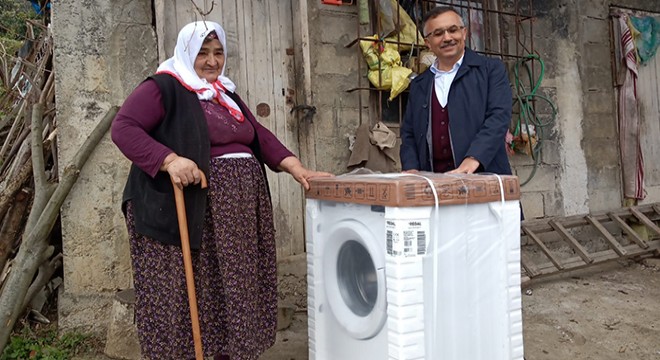 Kıyafetlerini elde yıkayan kadına çamaşır makinesi hediyesi