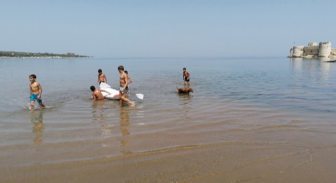 Kızkalesi Plajı nda çocuklar yasağa rağmen denize girdi