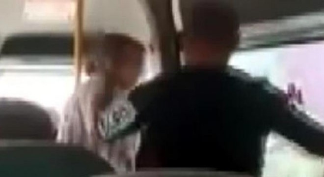 Koca, karısını yolcu minibüsünde yumrukladı