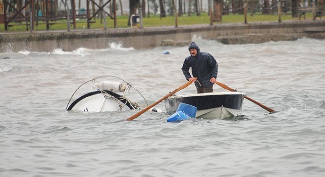 Kocaeli de şiddetli fırtınada balıkçı teknesi battı