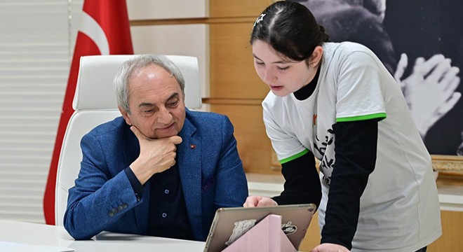 Kocagöz, öğrencilerin projelerini dinledi