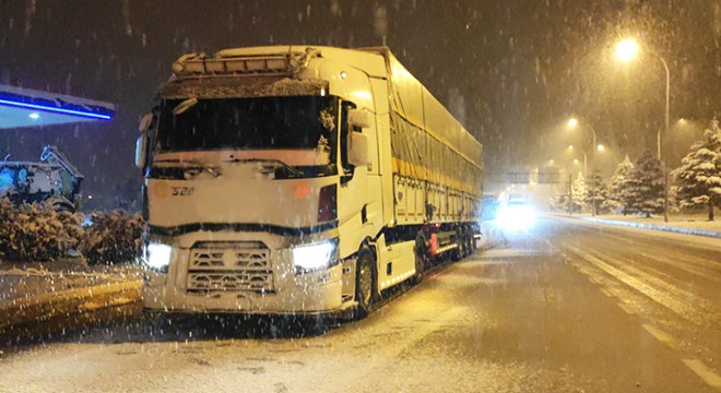 Konya- Antalya yolunda kar yağışı ulaşımda aksamaya neden oldu