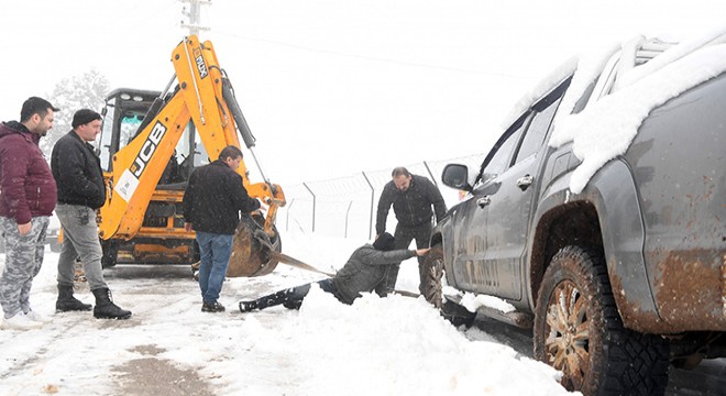 Konyaaltı Belediyesi karlı yolları açıyor