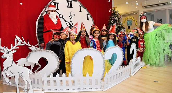 Konyaaltı nda çocuklar yeni yılı kutladı