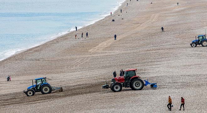 Konyaaltı sahilinde sezon öncesi traktörlü hazırlık