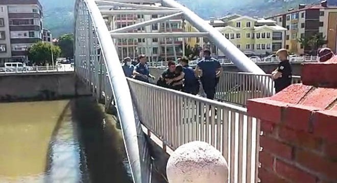 Köprüde intihara kalkışan kişiyi itfaiyeci kurtardı