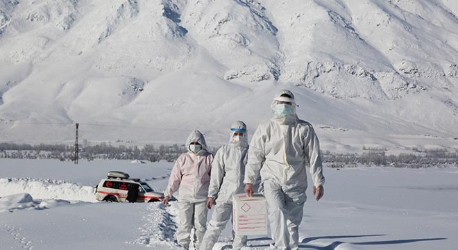 Koronavirüs kahramanlarının karla kaplı yollarda filyasyon azmi