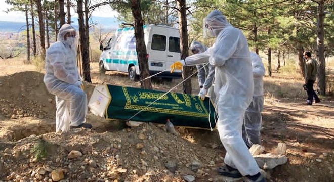 Koronavirüsten ölen 5 kişi, tabutlarıyla toprağa verildi