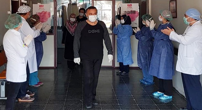 Koronavirüsü yenen 4 hasta, alkışlarla taburcu edildi