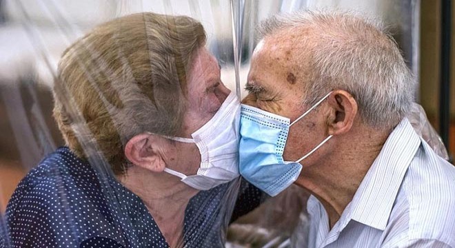 Koronavirüsün ayırdığı yaşlı çift 102 gün sonra kavuştu