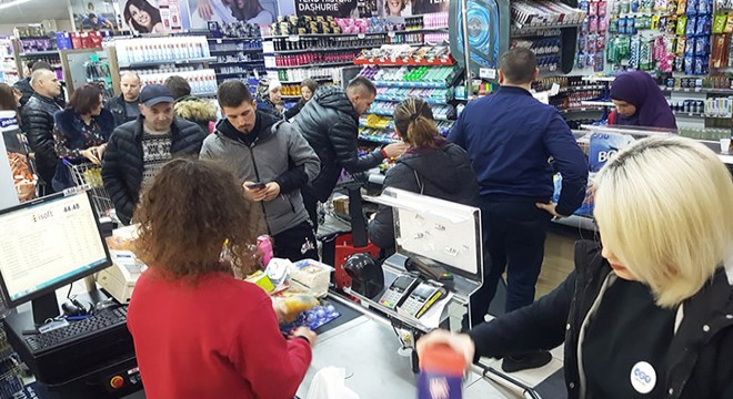 Kosova’da koronavirüs endişesi: Halk marketlere koştu